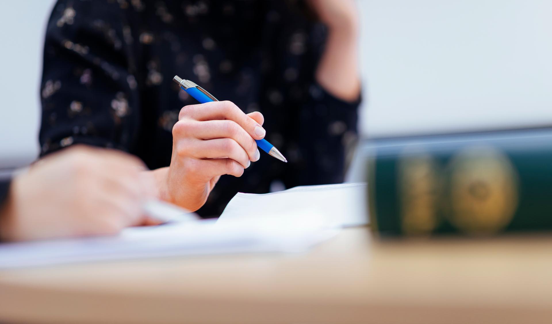 Tuomari kyn&auml; k&auml;dess&auml;&auml;n oikeuden istunnossa.